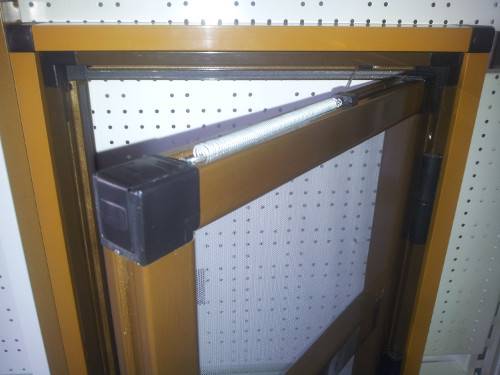 Sistem retractabil pentru plasa antiinsecte